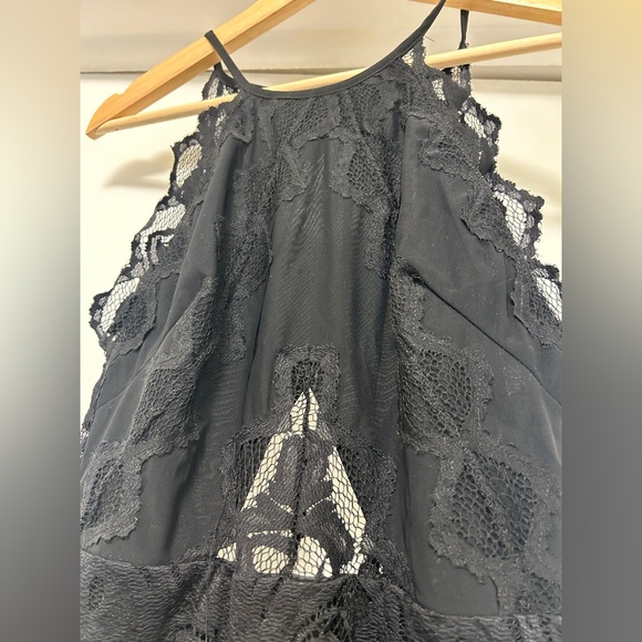 Open Back black lace dress size 4 - Picture 4 of 4